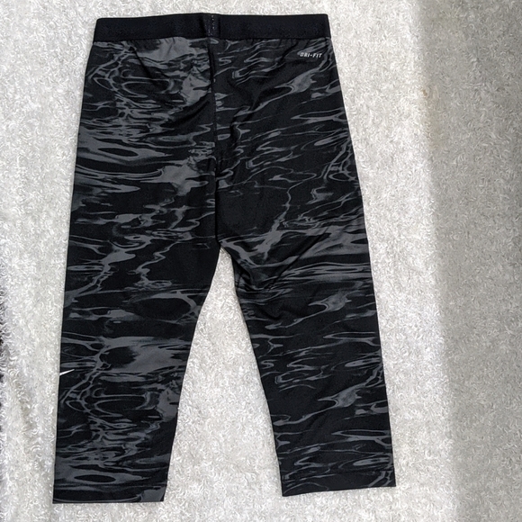 Nike Dri-FIT Capri Leggings - Picture 5 of 5